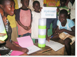 国連ミレニアム・ビレッジ（ガーナ）の子供たちに太陽光発電ランプが届きました。