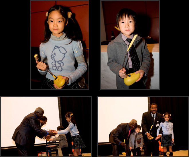 Japanese elementary school students handing over solar lights to Ambassador Biriggwa (Uganda) and Ambassador Obame (Gabon)