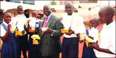 The Ugandan Ambassador to Japan Wasswa Biriggwa, handing lights to Good Care Primary Schoo. (23rd September, 2008)